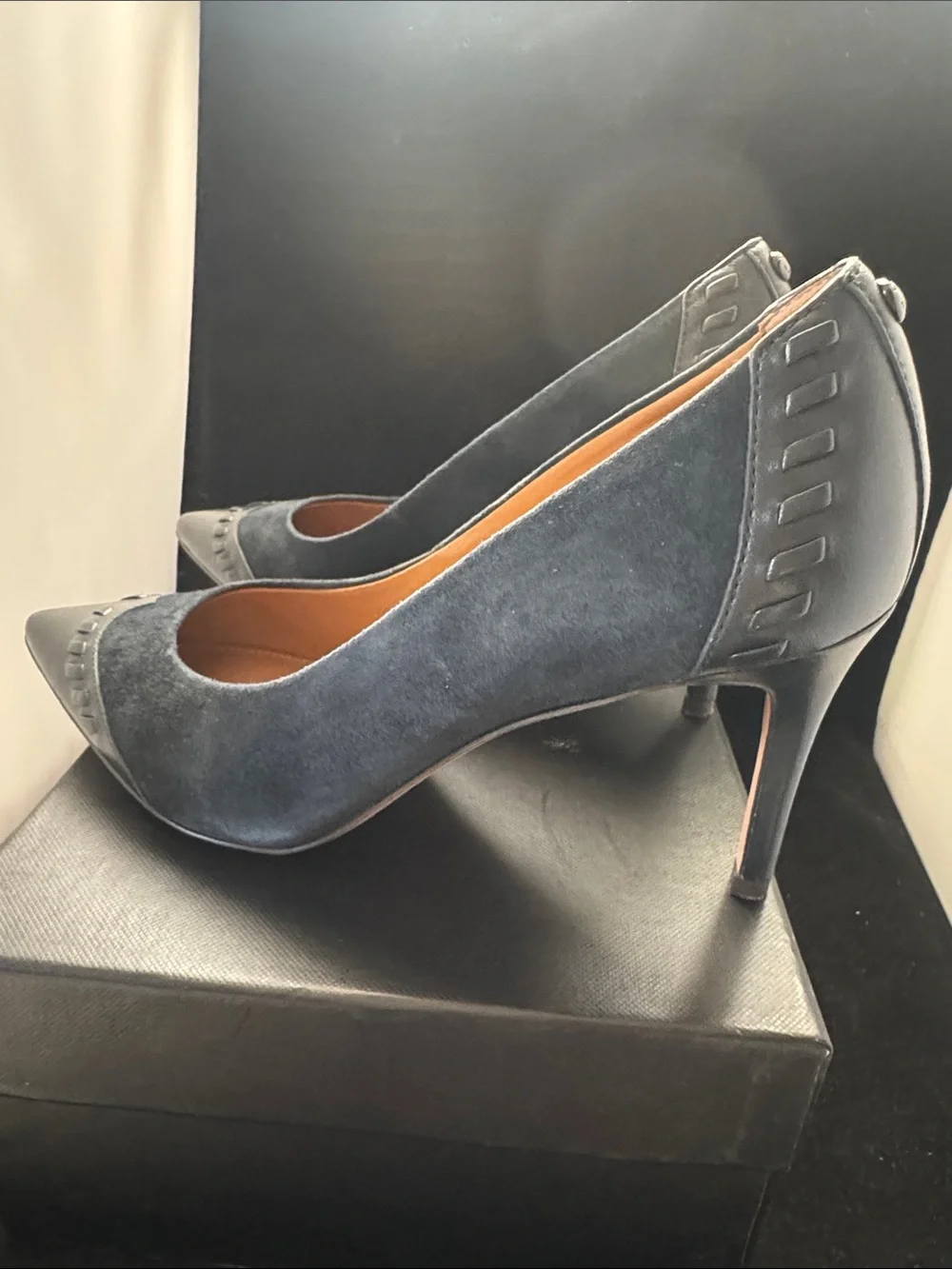 COACH Like NEW “Sophie” Suede & Leather Pointed Toe Pumps in Midnight Navy Sz 9M - Picture 4 of 10